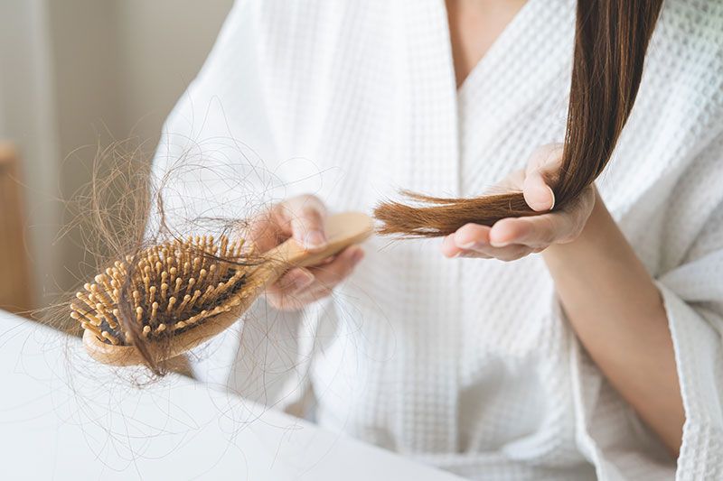 tóc cuộn lại trên lược