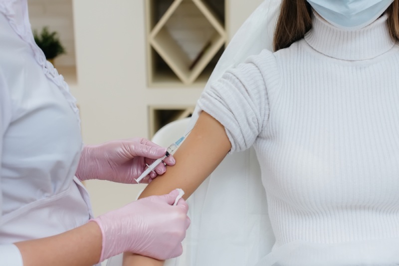 32 tuổi nên tuân thủ đúng phác đồ tiêm ngừa vắc xin HPV