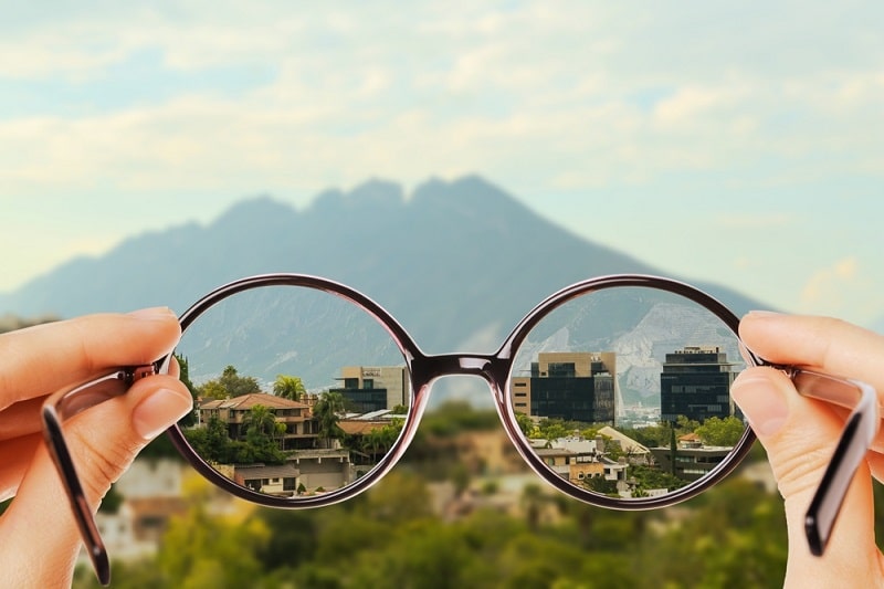 Bị cận 1 độ có nên đeo kính thường xuyên không?