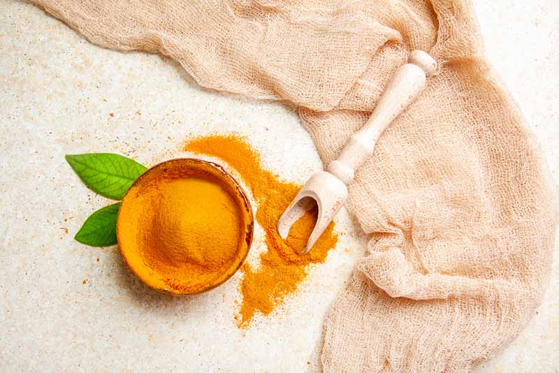 Cách làm trắng da bằng nghệ và rau bồ ngót