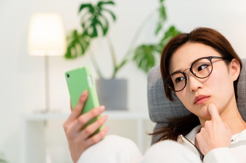 Có nên đeo kính cận khi dùng điện thoại không?