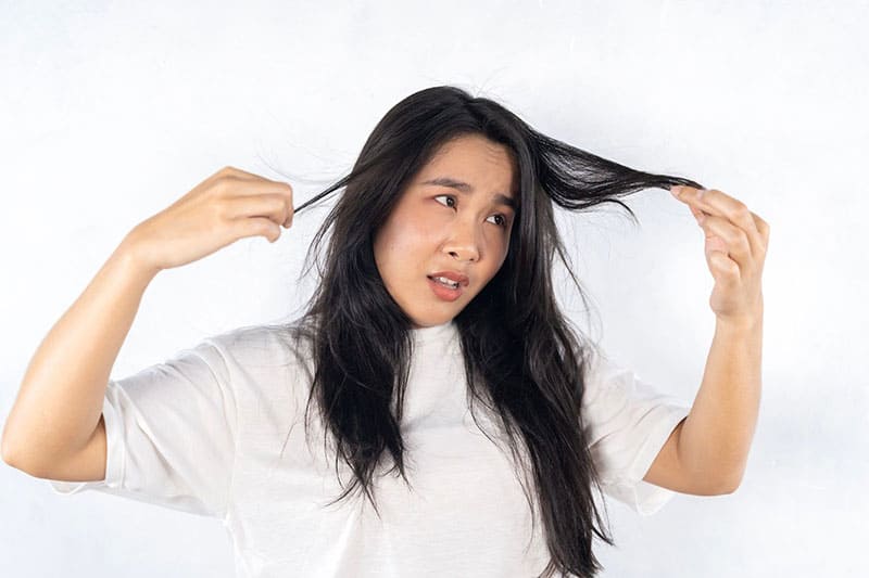 Mất ngủ kéo dài gây căng thẳng dẫn đến rụng tóc