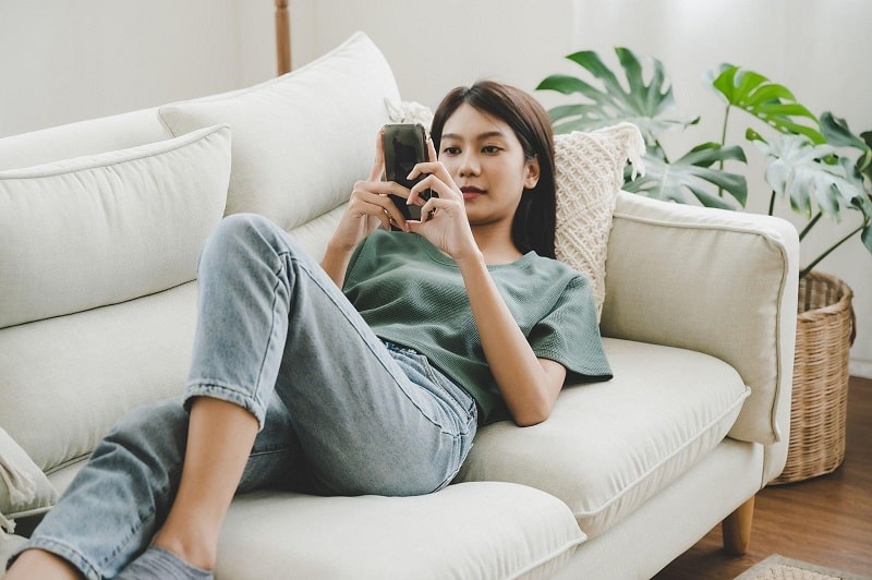 Nằm ngửa khi sử dụng điện thoại