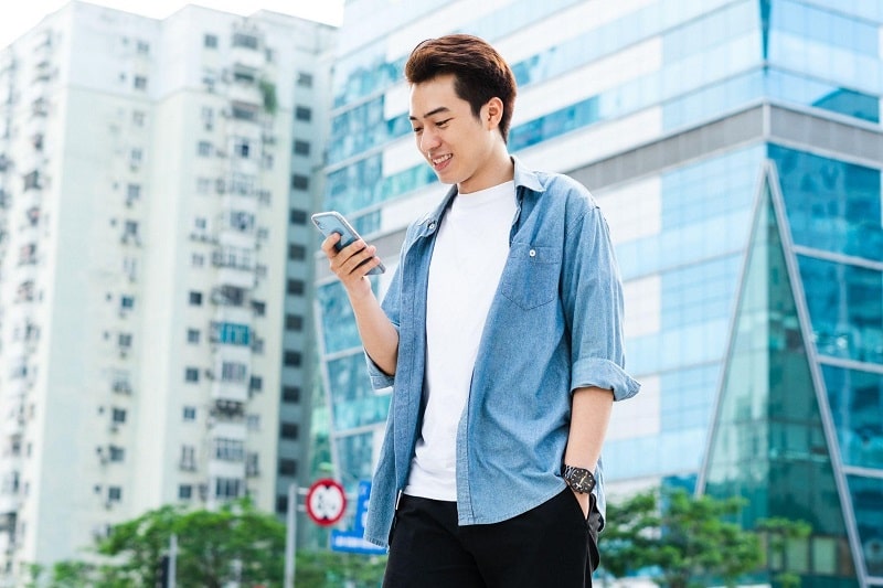 Sử dụng điện thoại khi đang di chuyển