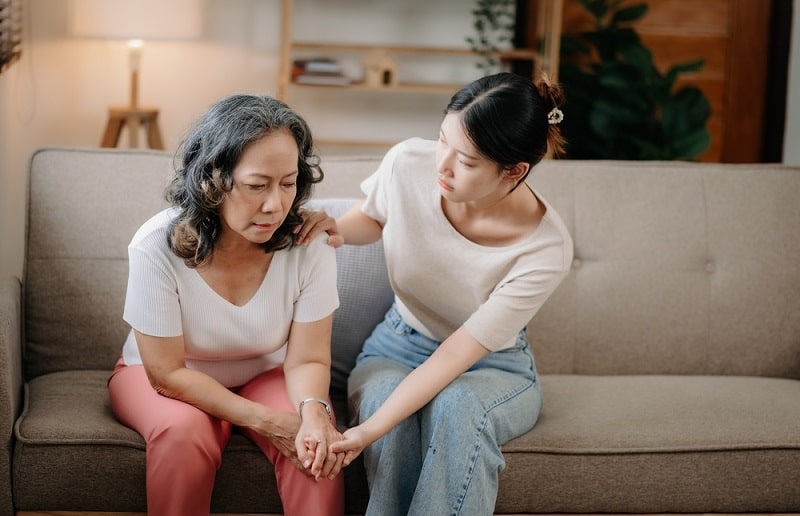 Tâm sự chia sẻ tâm trạng với người thân, bạn bè