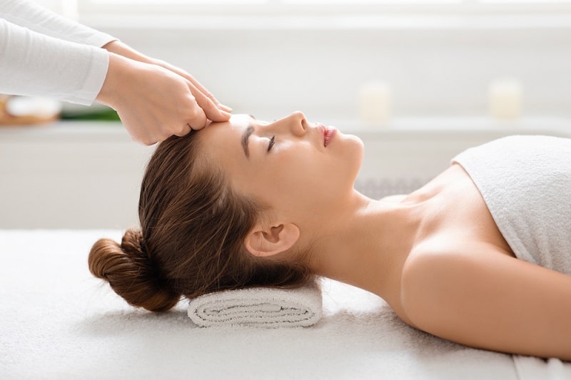 Ấn và day các huyệt