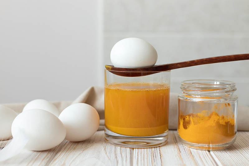 Hướng dẫn cách làm trắng da từ nghệ tươi và trứng gà