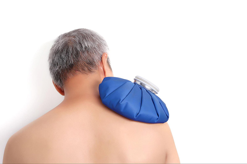 Chườm nóng, chườm lạnh cải thiện viêm quanh khớp vai