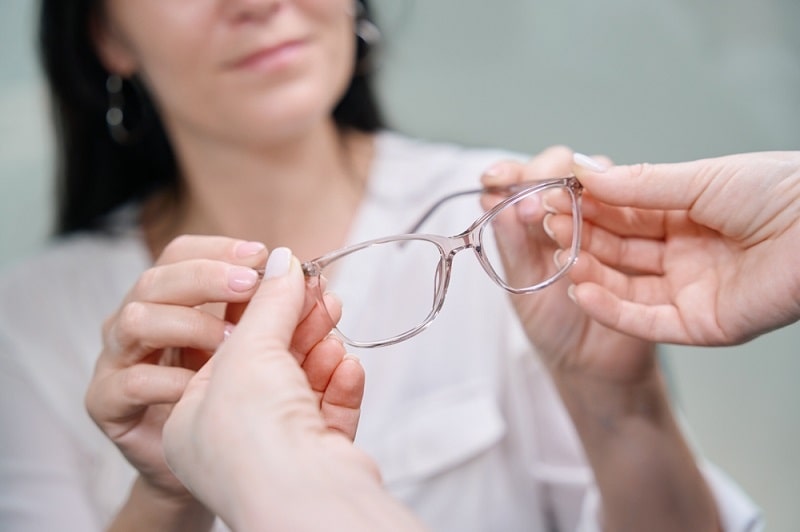 Mắt bị cận 0.5 không đeo kính có bị tăng độ không?