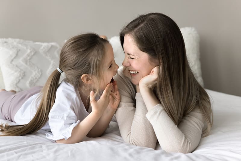 Phụ huynh nên trò chuyện cùng trẻ