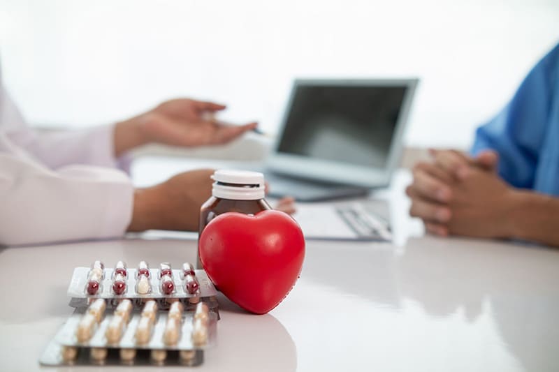 Sử dụng thuốc huyết áp theo chỉ dẫn của bác sĩ