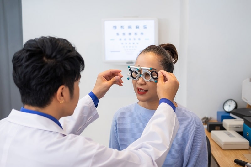 Thăm khám mắt định kỳ