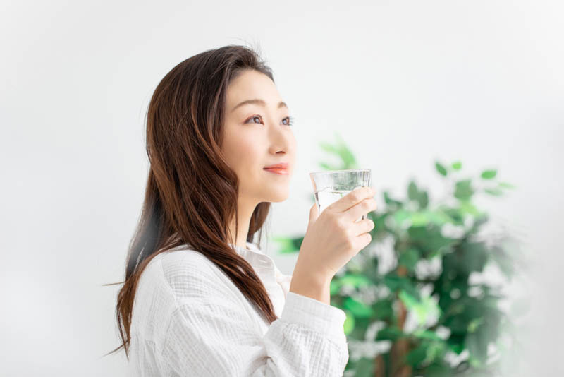 Uống nhiều nước giúp ngăn ngừa nám chân sâu