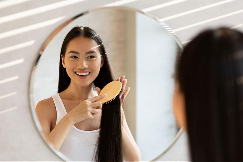 chải tóc trước gương