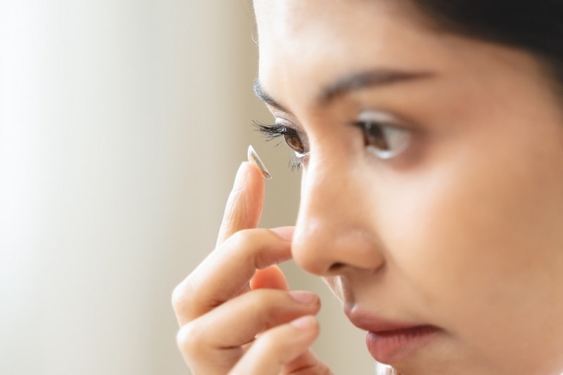 Đeo kính cận áp tròng