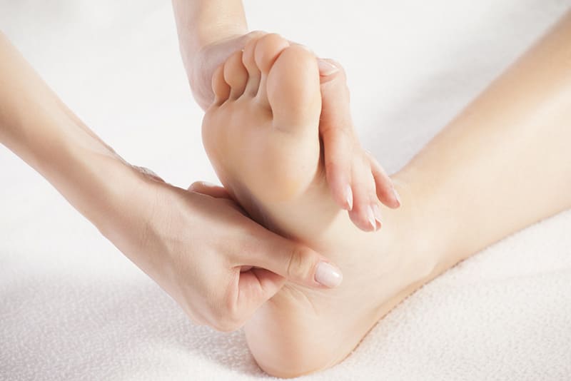 Trị mất ngủ bằng dầu gió bằng cách thoa vào lòng bàn chân