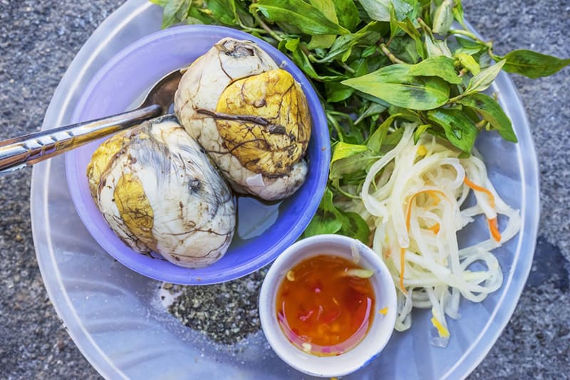Trứng vịt lộn nên ăn kèm rau răm
