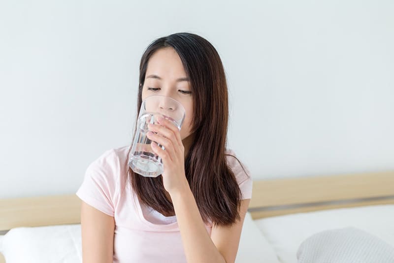 Uống nước ấm giúp bù nước
