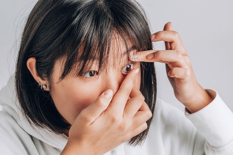 Bao nhiêu tuổi được đeo lens?