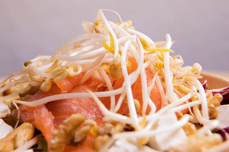 Cá hồi với giá đỗ tăng sinh lý nam