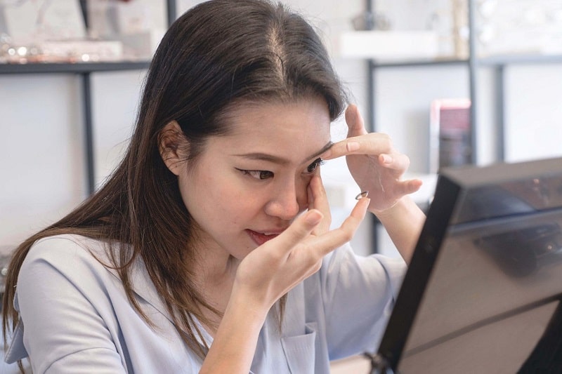 Đeo kính áp tròng đúng cách