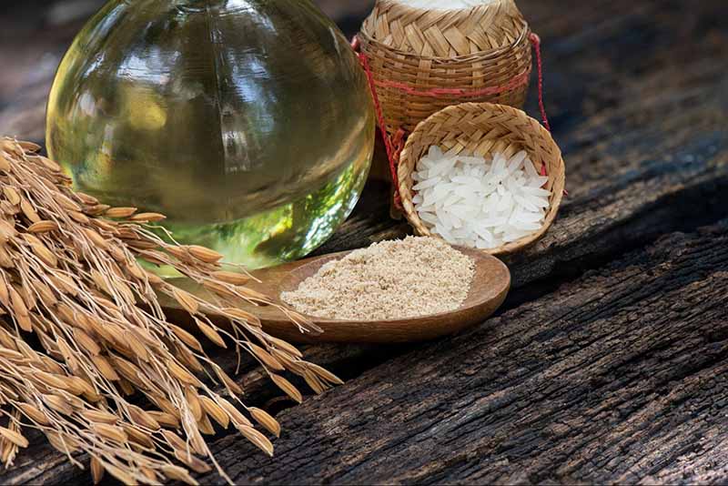 Kết hợp cám gạo và dầu dừa làm trắng da