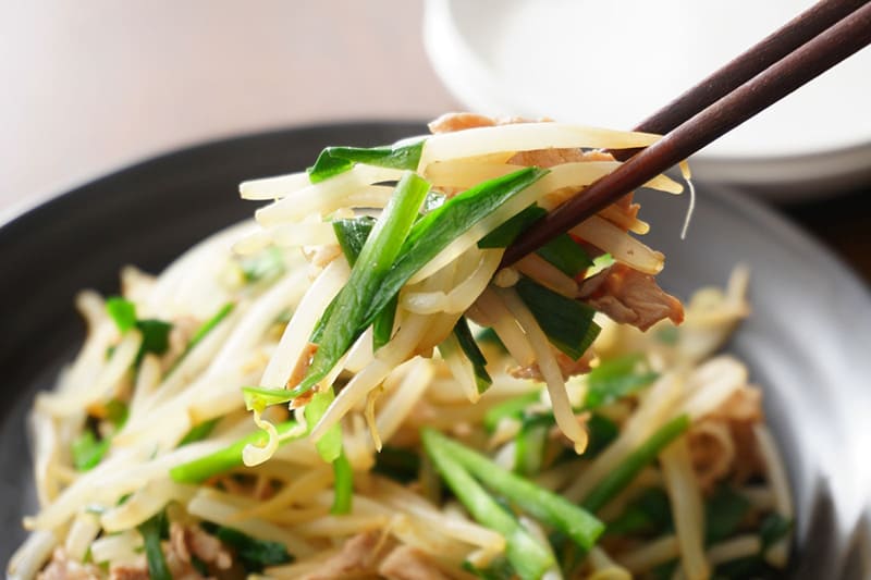 Lá hẹ ăn với giá đỗ giúp tăng cường miễn dịch