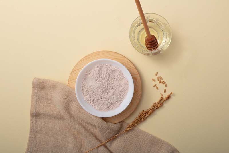 Kết hợp cám gạo và mật ong giúp ức chế hình thành melanin gây nám da