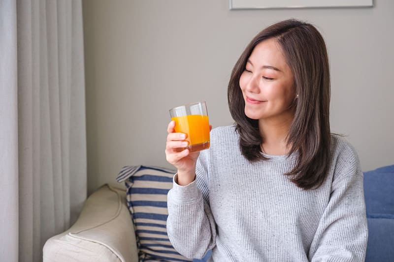 Nên uống nước ép dễ ngủ trước khi lên giường từ 1-2 giờ