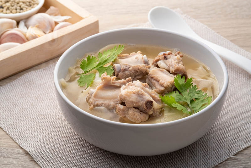 Nước hầm xương là một thực phẩm giàu collagen.