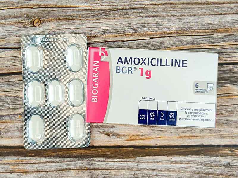 Amoxicillin ít khi gây mất ngủ nhưng tác động tiêu cực lên hệ tiêu hóa, gián tiếp ảnh hưởng đến giấc ngủ.