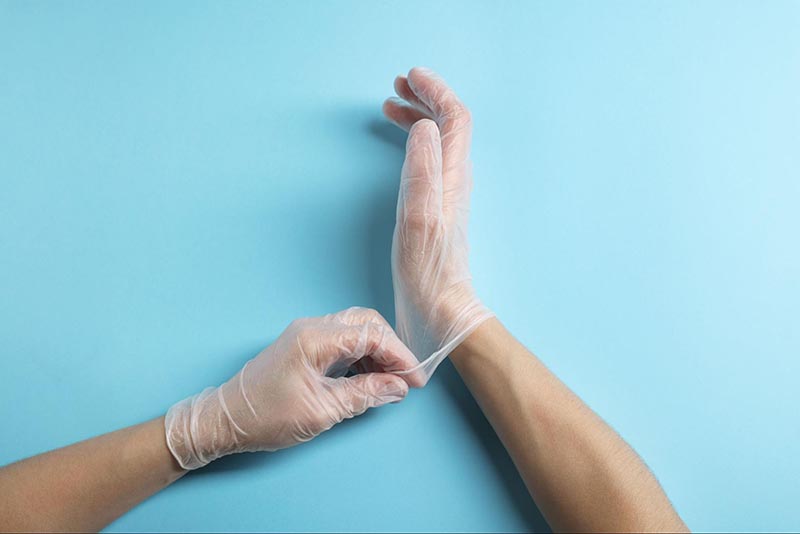 Đeo găng tay khi làm việc nhà, tiếp xúc với hóa chất hoặc nước nóng để bảo vệ da tay.