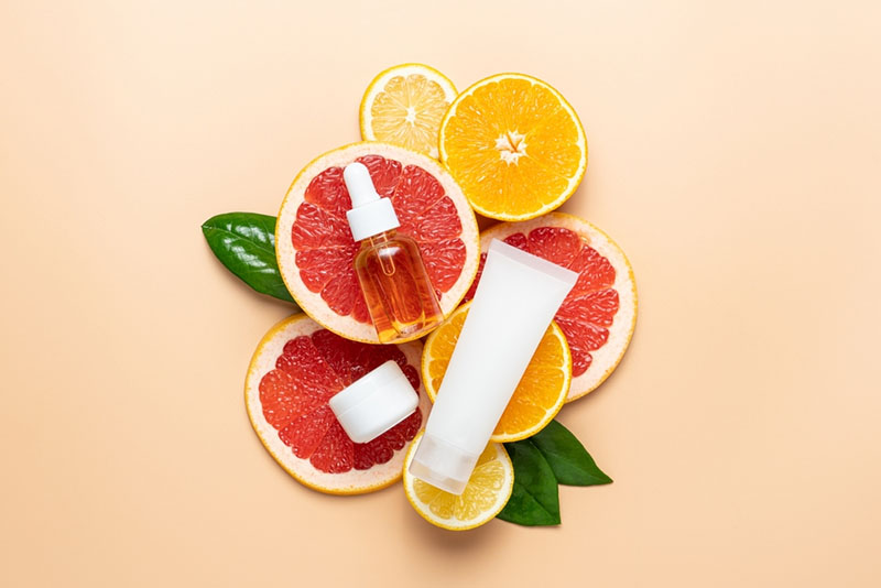 Kết hợp Hydroquinone cùng vitamin C giúp làm sáng da, tăng sinh collagen, cải thiện kết cấu bề mặt da.