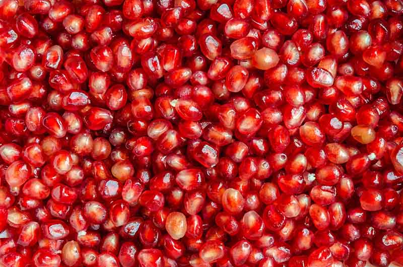 Pomegranate (chiết xuất từ lựu đỏ) giúp giảm melanin, tăng tổng hợp collagen.