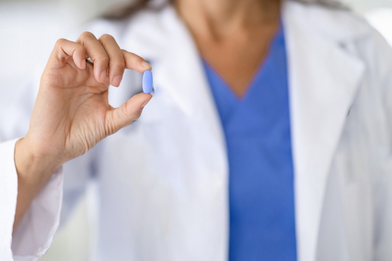 Uống thuốc điều trị viêm khớp ngón tay