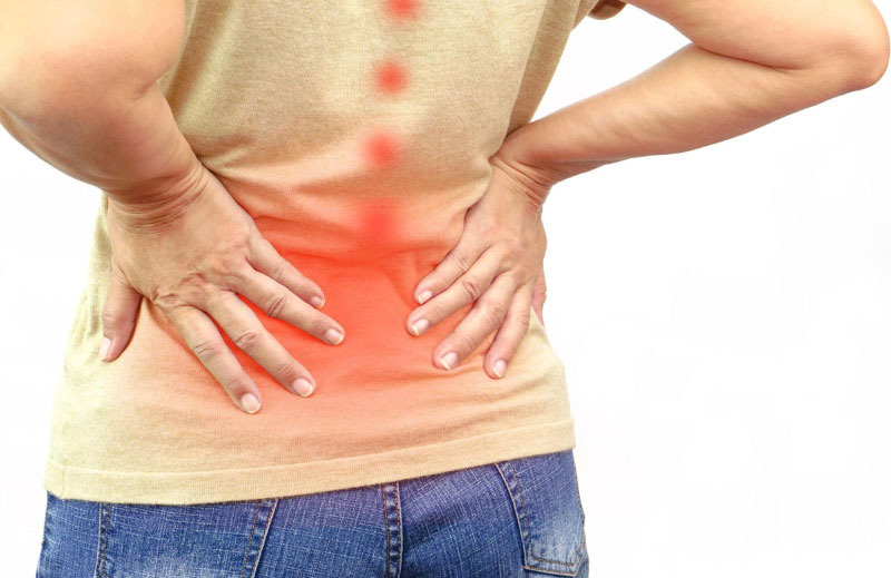 Đau nhức khớp háng ảnh hưởng đến việc đi lại của người bệnh