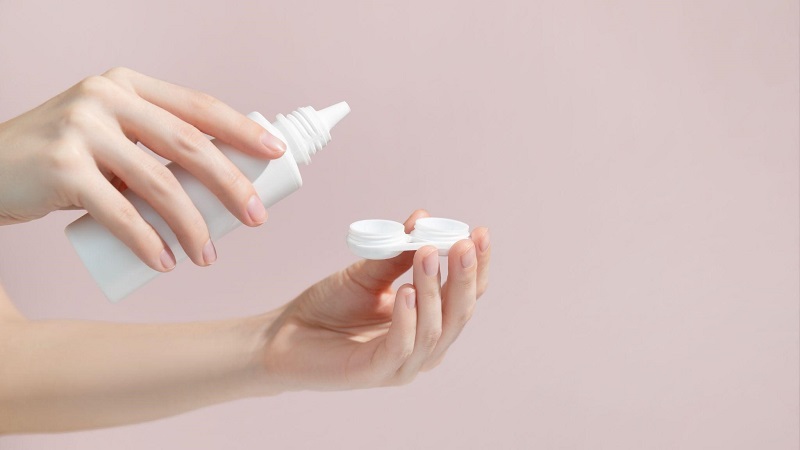 Bảo quản kính áp tròng trong nước vệ sinh chuyên dụng