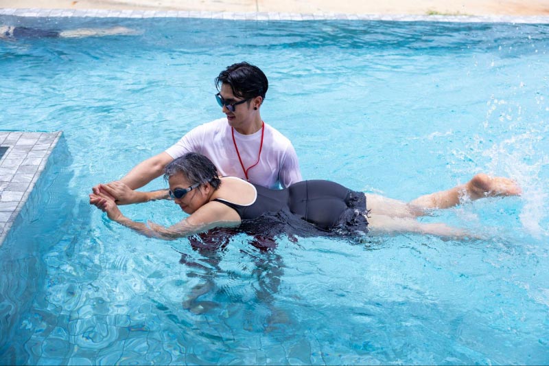 Bơi lội tốt cho người viêm khớp háng