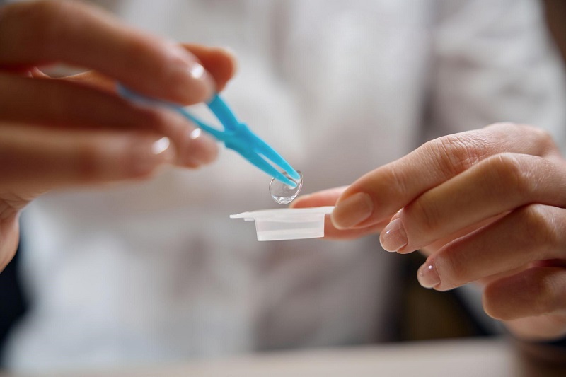 Chú ý khi sử dụng kính áp tròng cận 5 độ