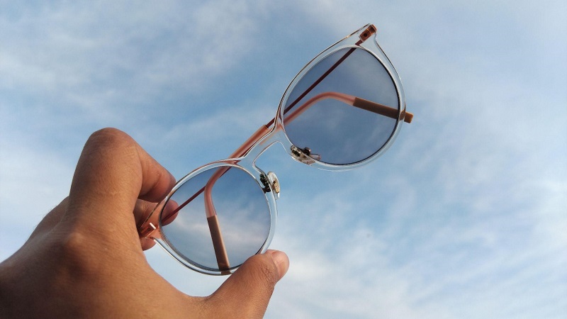 Có nên thay thế kính gọng bằng kính áp tròng cho người bị 6 độ không?