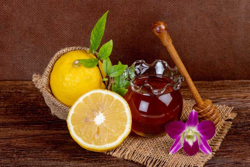 Đắp mặt nạ chanh mật ong giúp làm sáng, mờ vết sạm nám da.