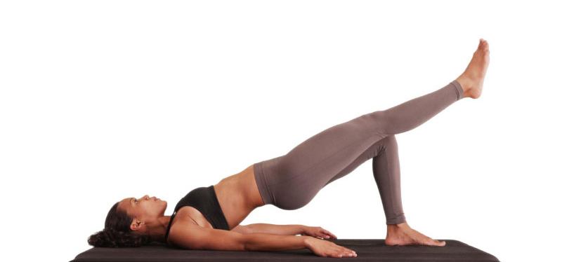 Nâng chân thẳng giúp tăng cường sức mạnh cơ đùi