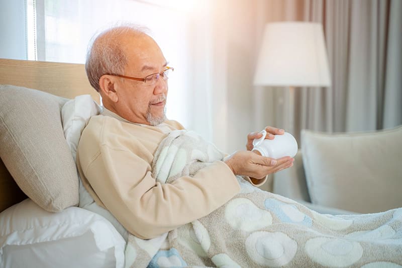 Người già thường sử dụng thuốc giảm huyết áp gây tác dụng phụ là mất ngủ