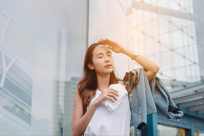 Ánh nắng mặt trời là tác nhân tác động trực tiếp gây ra nám chân đinh