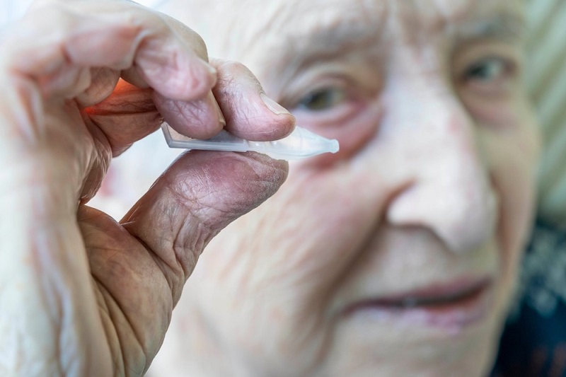 Những ai nên sử dụng thuốc nhỏ mắt?