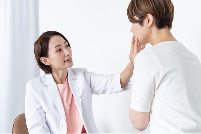 Bác sĩ sẽ kiểm tra da, đánh giá mức độ nám, tổn thương trước khi lăn kim.