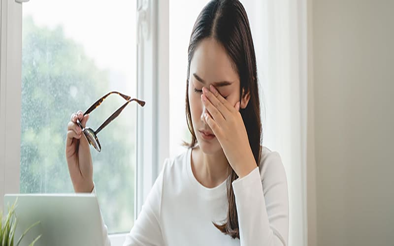 Sử dụng máy vi tính thời gian dài dẫn đến khô mắt mỏi mắt