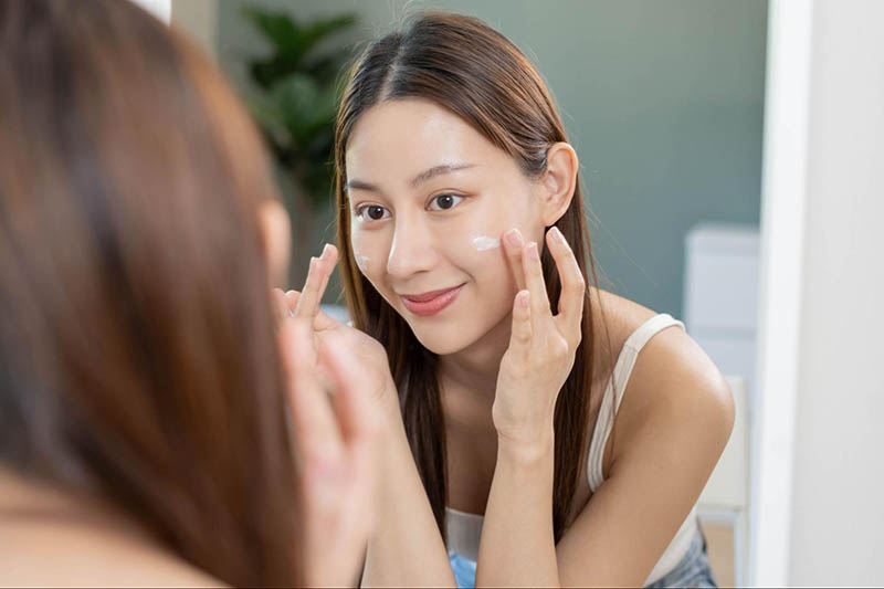 Thoa kem chống nắng ngăn ngừa nám chân đinh