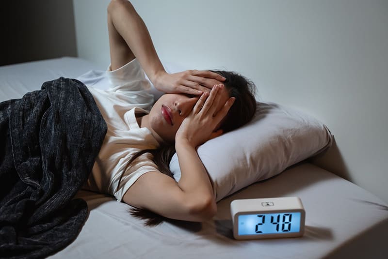 Uống coca có thể gây mất ngủ vì chứa đường và caffeine
