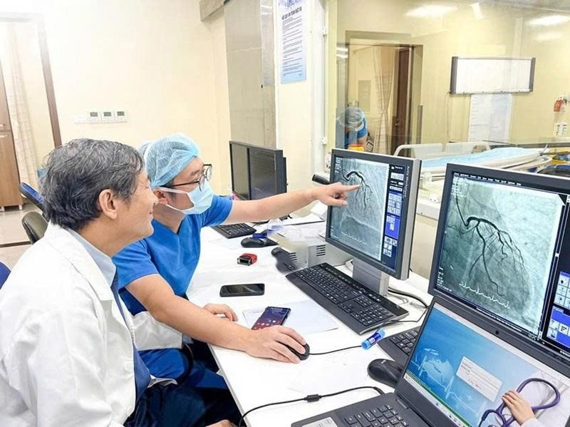 bác sĩ bệnh viên tâm anh trao đổi kỹ thuật